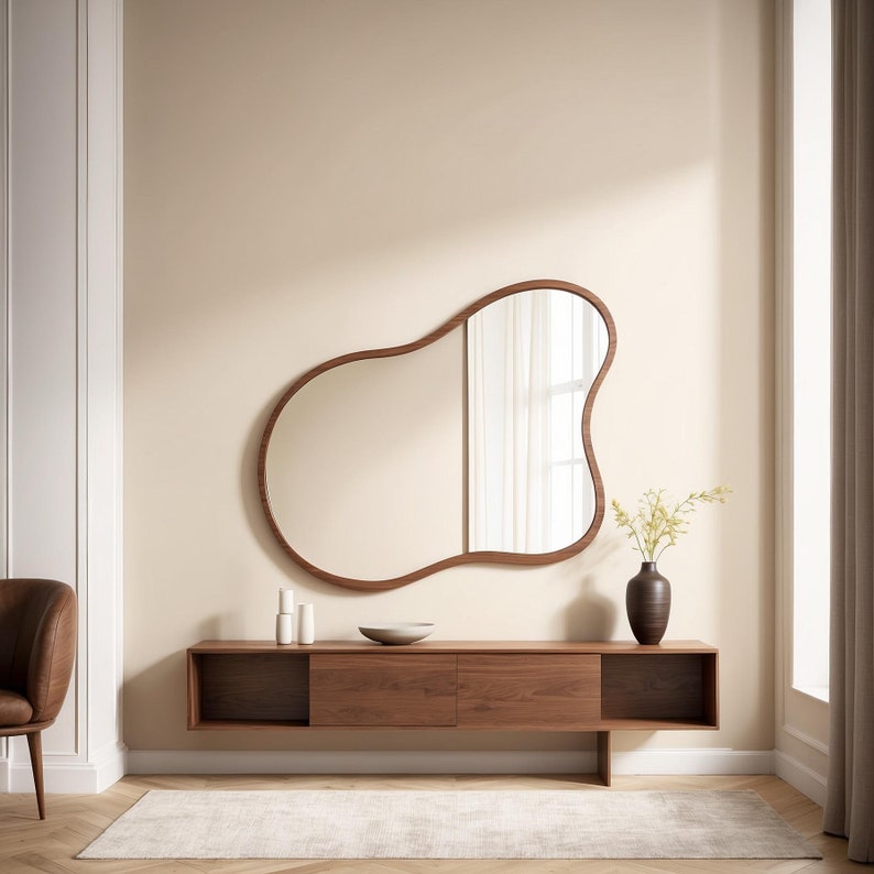 Асіметрычнае люстэрка з драўлянай рамай