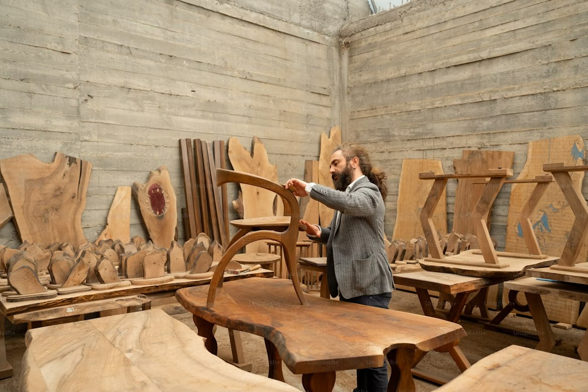 Koka mēbeļu uzturēšana lieliskā stāvoklī